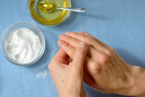 Khả năng tẩy tế bào chết là tác dụng của baking soda trong làm đẹp được nhiều chị em yêu thích