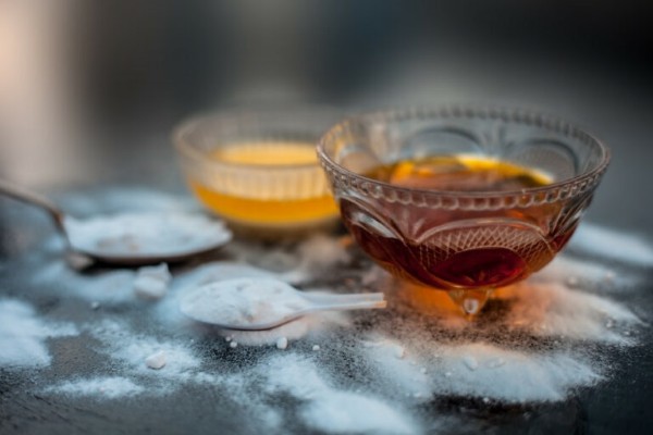 Rửa mặt bằng baking soda và mật ong giúp làm sạch và cấp ẩm hiệu quả cho da