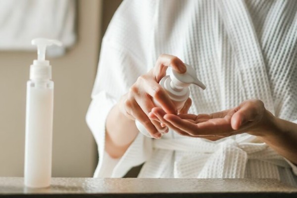 Dùng khăn bông mềm để thấm mồ hôi để tránh hình thành viêm nhiễm và bụi bẩn xâm nhập