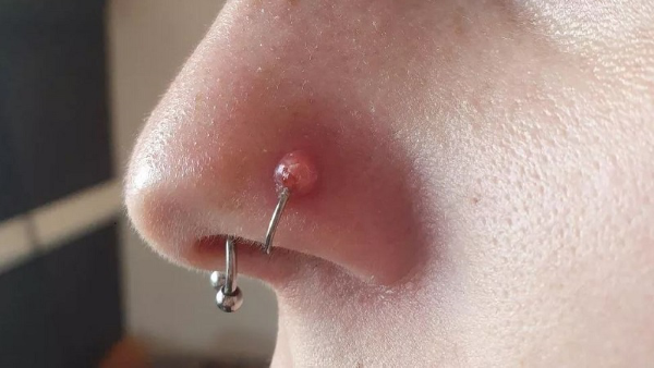 Do xỏ khuyên mũi