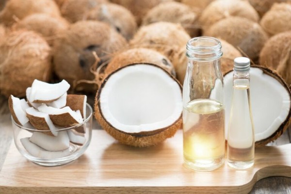 Sử dụng dầu dừa nguyên chất để cải thiện sẹo trắng