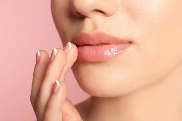 Thoa son dưỡng để ngăn ngừa thâm môi