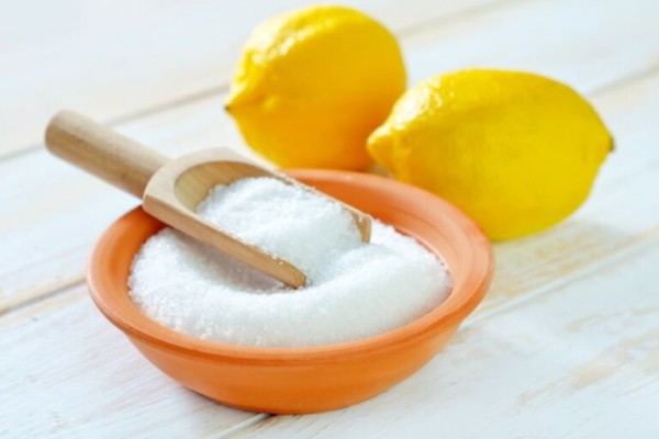 Tẩy tế bào chết cho môi thâm bằng chanh và đường trắng