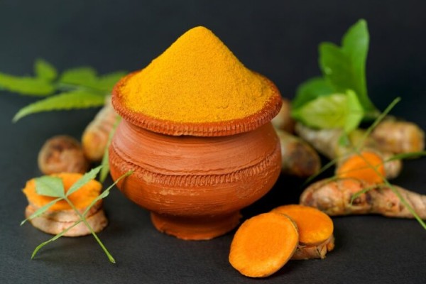 Nghệ tươi hay tinh bột nghệ giúp giảm thâm môi và cải thiện sắc tố môi một cách tự nhiên nhờ vào tác dụng ức chế melanin của curcumin