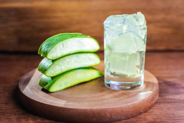 Sử dụng gel nha đam nguyên chất bôi trực tiếp lên môi như một lớp mặt nạ