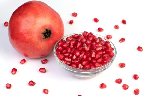 Lựu đỏ giúp làm mờ các vết thâm trên môi và cung cấp dưỡng chất cho da môi, làm cho môi trở nên mềm mại và khỏe mạnh