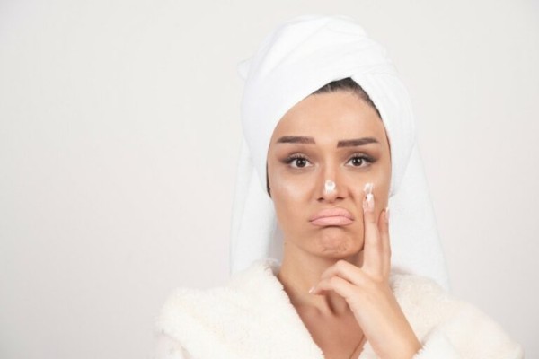 Việc chăm sóc da sai cách cũng là một trong những nguyên nhân khiến da tiết bã nhờn nhiều hơn