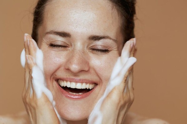 Dù không thể trị da dầu vĩnh viễn, nhưng việc sử dụng sửa rửa mặt dạng bọt có thể giúp kiểm soát dầu tốt hơn