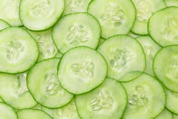 Cách chữa thâm quầng mắt bằng dưa chuột ướp lạnh