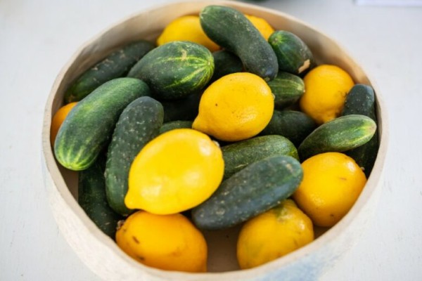 Cách chữa thâm quầng mắt bằng dưa leo và chanh