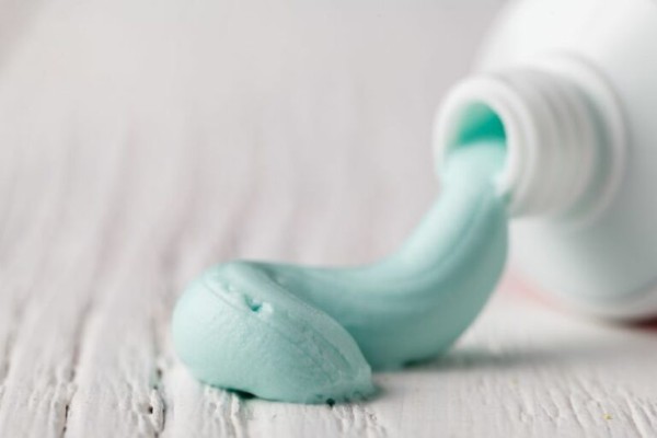 Trị thâm nách bằng kem đánh răng loại nguyên chất