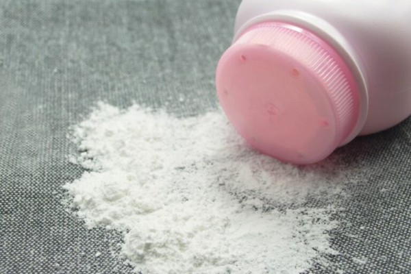 Cách giảm thâm nách sau sinh đơn giản từ phấn rôm