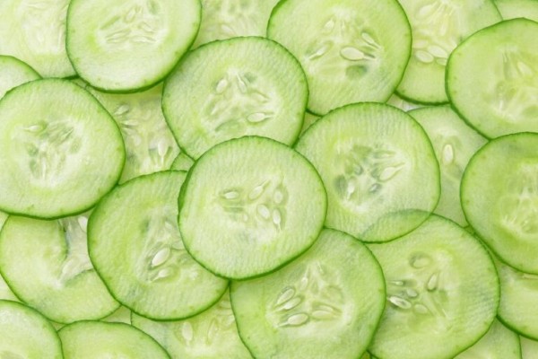 Cách trị thâm nách sau sinh bằng dưa leo giúp da trắng sáng và mềm mại nhờ được cấp ẩm