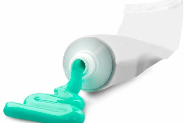 Kem đánh răng có chứa thành phần giúp trị thâm nách sau sinh vô cùng hiệu quả