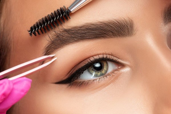 Lông mày mọc dài bất thường có thể do nhiều yếu tố khác nhau từ di truyền đến tuổi tác