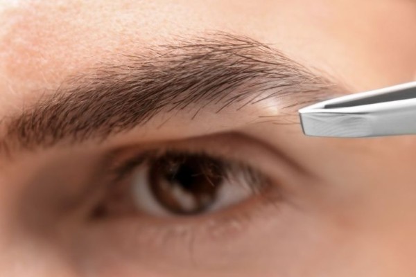 Nhổ lông mày có thể làm tổn thương nang lông và khiến lông mọc lại không đều