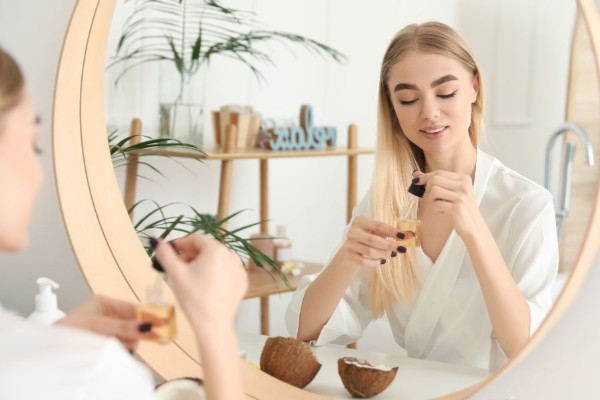 Dầu dừa có khả năng loại bỏ lớp mặt nạ nghệ tươi trên da một cách nhanh chóng