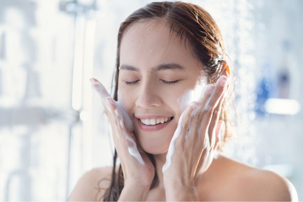 Dùng sữa rửa mặt để làm sạch lớp vàng của nghệ tươi còn bám lại trên da