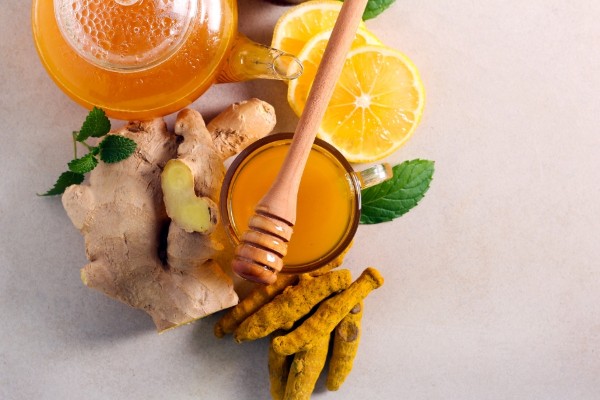 Làm mặt nạ rong biển trị nám với mật ong và nghệ