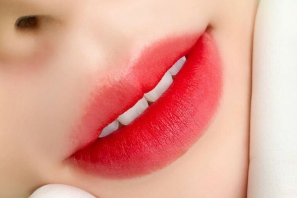Phun xăm môi thẩm mỹ để giải quyết tình trạng môi thâm bẩm sinh