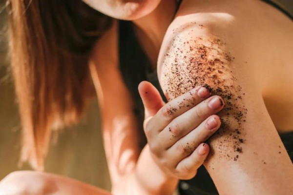 Bã cafe nguyên chất có khả năng loại bỏ tế bào chết, cải thiện làn da thâm sạm