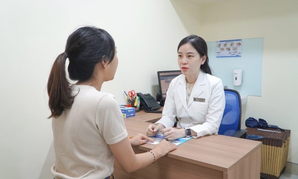 Khi nào cần gặp bác sĩ khi da nổi đốm nâu không ngứa?