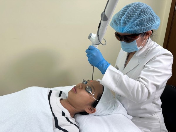 Sử dụng công nghệ laser phá vỡ những hạt sắc tố melanin hoặc bốc bay lớp tế bào sừng chứa sắc tố trên cùng