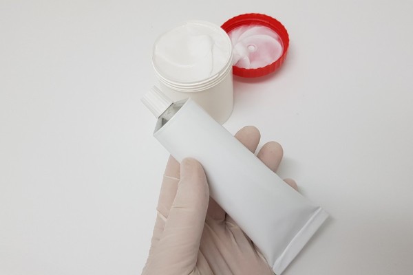 Thuốc mỡ bôi chống nấm giúp giảm các triệu chứng bong tróc da