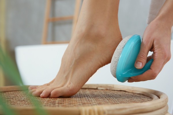 Tẩy tế bào chết cho đôi chân thường xuyên để loại bỏ vết chai, ngăn ngừa đầu ngón chân bị khô nứt