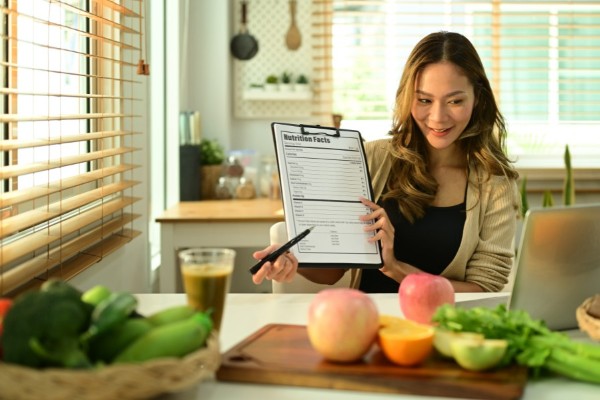 Để giữ cho làn da luôn sáng khỏe bạn có thể bổ sung thêm nhiều rau xanh và hoa quả vào chế độ dinh dưỡng hàng ngày