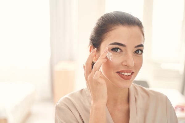 Cấp ẩm để làm dịu da giảm cảm giác khó chịu khi lột da xong bị đỏ rát