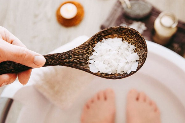 Muối Epsom có thể giúp loại bỏ lớp da chết tích, cải thiện thâm mắt cá chân