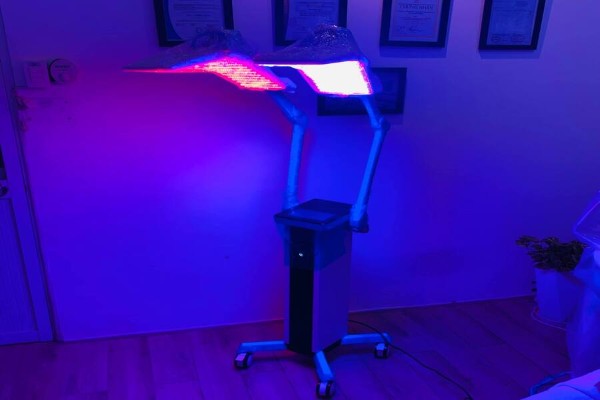 Điều trị mắt cá chân bị thâm bằng công nghệ ánh sáng sinh học