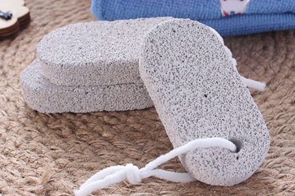 Cách trị mắt cá chân bị thâm đen bằng đá tắm