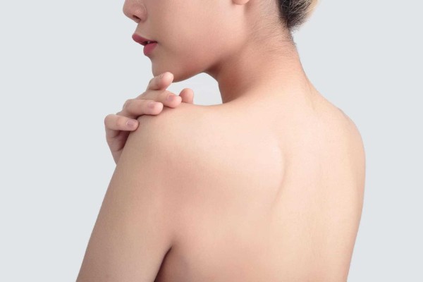 Vệ sinh lưng không sạch sẽ cũng là một trong những nguyên nhân gây mụn lưng