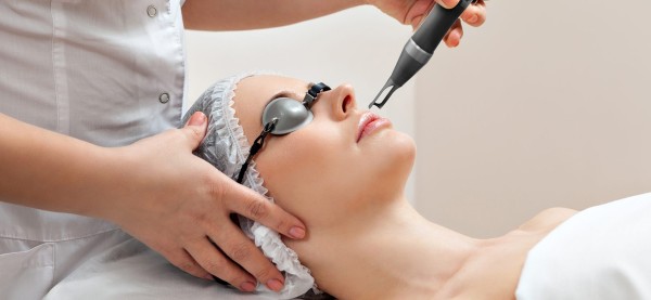 Xóa nốt ruồi ở tai bằng phương pháp đốt điện