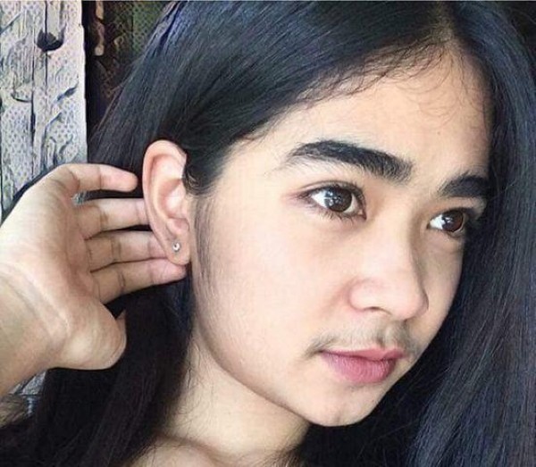 Ria mép con gái có rụng không?