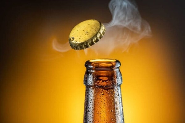 Nên mở nắp để bay hơi hết cồn và gas trước khi rửa mặt bằng bia