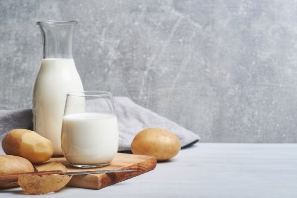 Áp dụng phương pháp đắp mặt nạ khoai tây sữa tươi đúng cách để ngăn ngừa rủi ro kích ứng da