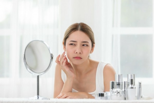 Khô da cũng là một tác hại phổ biến với da mặt khi sử dụng da đam sai cách Khô da cũng là một tác hại phổ biến với da mặt khi sử dụng da đam sai cách