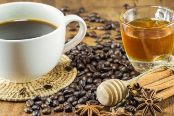 Nhiều chị em thường xuyên thực hiện tắm trắng bằng cà phê và mật ong