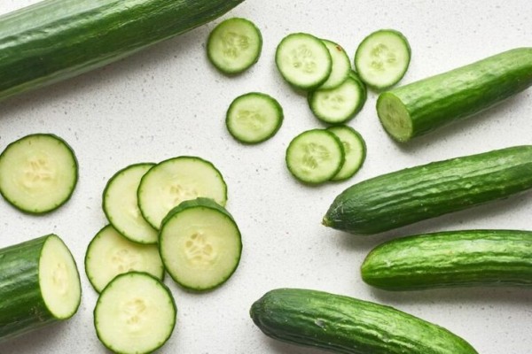 Thực hiện cách tắm trắng bằng bột cafe và dưa leo giúp cấp ẩm cho da