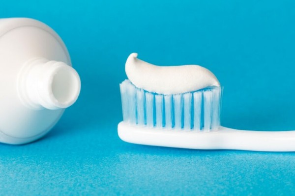 Kem đánh răng có thể làm suy yếu nang lông, khiến chúng rụng dần