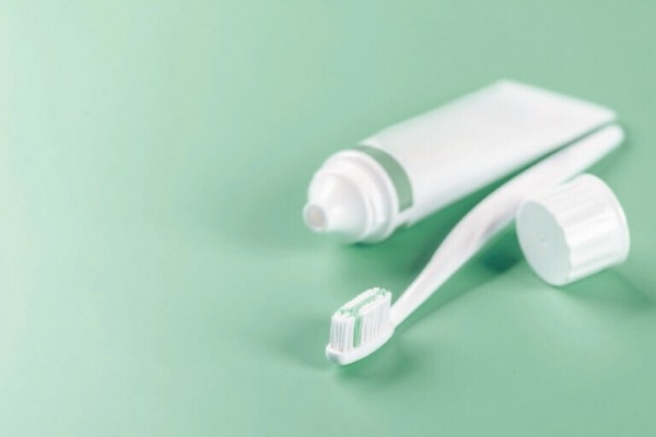 Tẩy lông nách bằng kem đánh răng nguyên chất dễ thực hiện