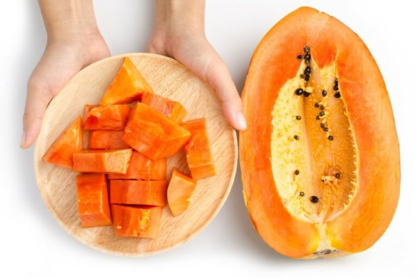 Trị nứt gót chân bằng đu đủ chín giúp làm mềm da và phục hồi các vết nứt trên gót chân một cách hiệu quả.