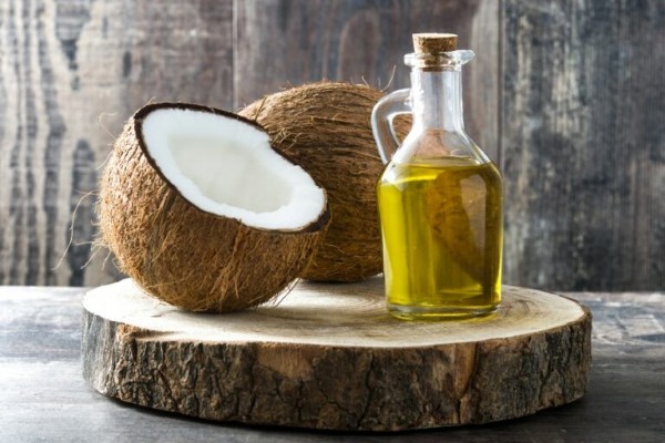 Bên cạnh việc trị nứt gót chân bằng kem đánh răng bạn cũng có thể dùng dầu dừa để hỗ trợ dưỡng da chân