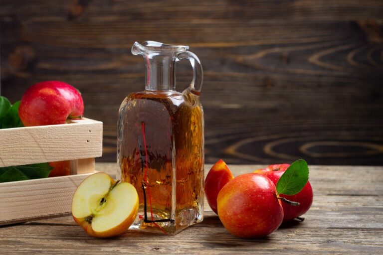 Cách trị nứt gót chân tại nhà với giấm táo