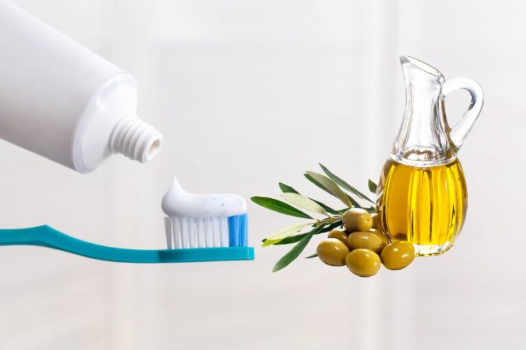 Mặt nạ dưỡng môi từ kem đánh răng và dầu oliu sẽ mang lại kết quả tuyệt vời nếu bạn thực hiện đều đặn.