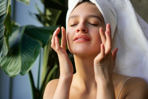 Chú ý quá trình chăm sóc da cẩn thận sau mỗi liệu trình bạn sẽ không cần lo lắng triệt lông bao lâu thì rụng