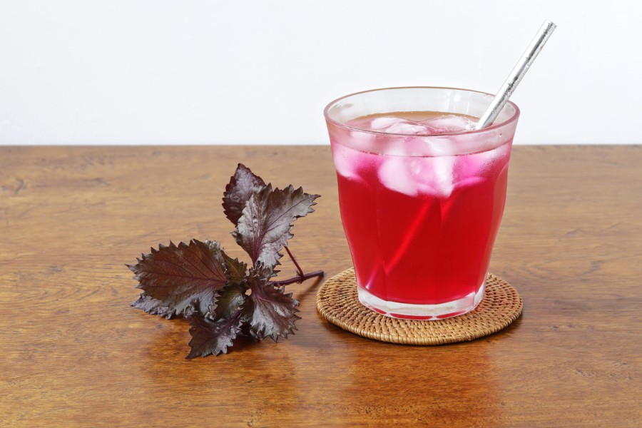 Lá tía tô có nhiều thành phần hỗ trợ làm trắng da mà bạn không nên bỏ qua